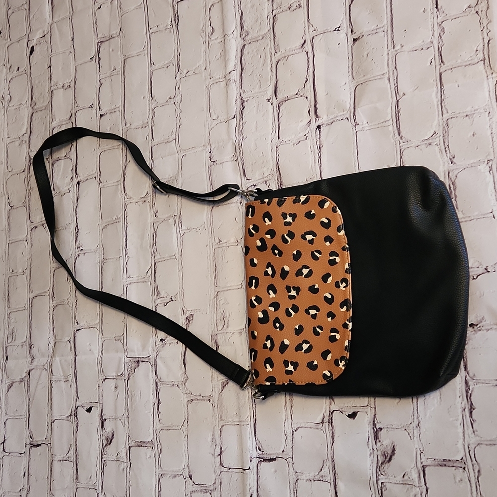 ThirtyOne crossbody with 5 different flap options and 2 straps